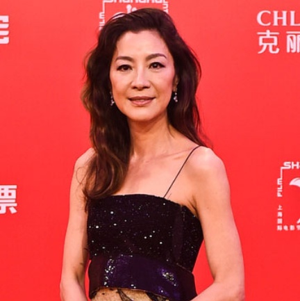 杨紫琼亮相闭幕红毯 一袭中国风长裙迷人优雅