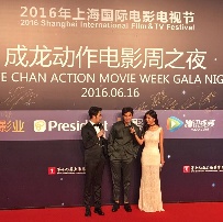 周玲安主持上海電影節(jié)成龍電影周 語(yǔ)言天賦獲好評(píng)