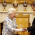 拜见女王！贝克汉姆获青年领袖奖 与女王握手