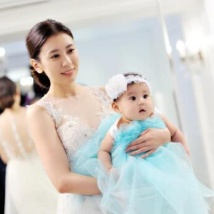 贾静雯和女儿披亲子婚纱 咘咘高颜值萌化人心
