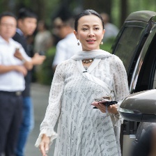 仙女下凡！劉嘉玲、徐嬌扮相典雅街頭成功吸睛