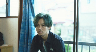 《奇迹》首曝剧照 松坂桃李染绿发秀纹身玩吉他