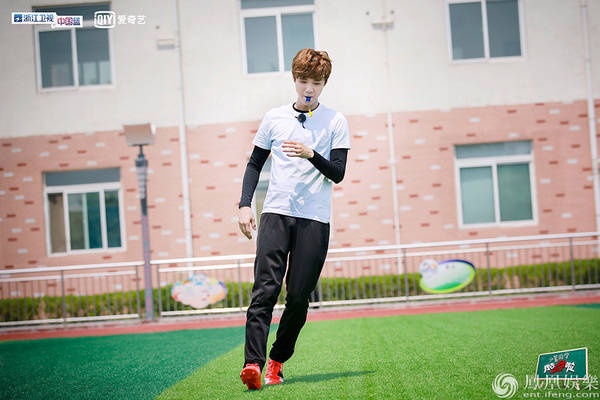 鹿晗《上学》变身足球教练 运动全能但脸盲_