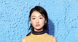 《謊言西西里》紅毯：周冬雨皮制高腰短裙獨撐場