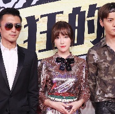 謝霆鋒亮相《瘋狂小事》首映紅毯 贊陳偉霆認(rèn)真