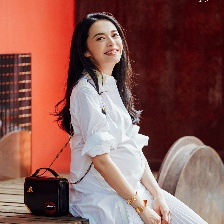 姚晨挺大肚當(dāng)街炫腹不停 小露香肩“孕味”清新