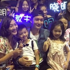 电影院活捉黄晓明 与Angelababy低调甜蜜约会