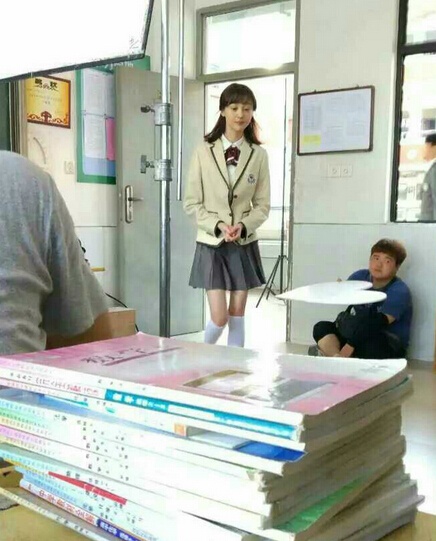 电视剧《夏至未至》拍摄照曝光 郑爽白袜制服