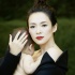 章子怡抱爱女拍时尚大片 醒醒成最年轻封面女郎