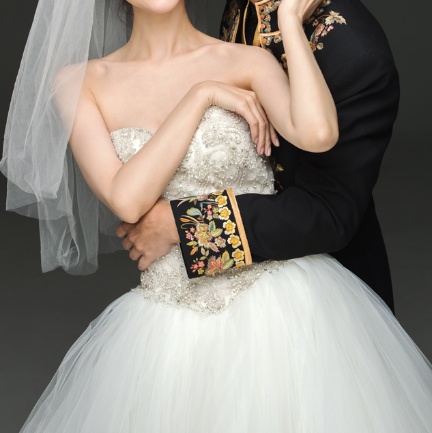 婚禮倒計時！朱孝天夫婦曝出復(fù)古婚紗大片秀甜蜜