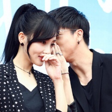 李小璐與薛之謙貼耳熱聊 TFboys首合體演電視劇