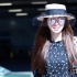 林志玲着透视装身材高挑 素颜显肤白获专人推行李