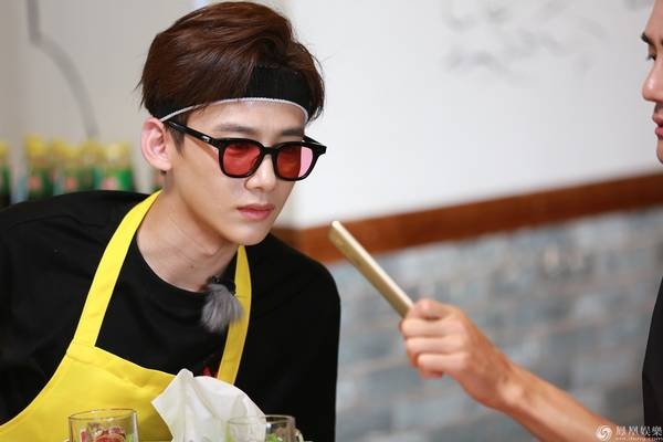 《战斗吧》白敬亭变身发带小王子 耿直boy不解