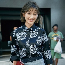 张俪不规则短裙大秀美腿 时装周首秀引众人围观