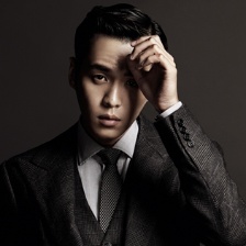 張若昀深沉暗黑系復(fù)古寫真曝光 就連手上都有戲