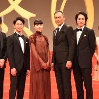 《愤怒》日本首映 渡边谦、妻夫木聪等全员出席