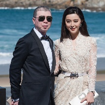 范冰冰遭海风掀裙泄春光 搭冯小刚肩"爷范儿"足