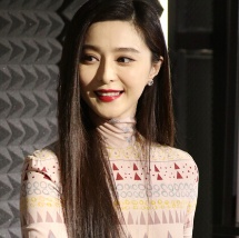 范冰冰光彩照人捋秀发 小宋佳披“盔甲”秀美背