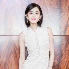 古力娜扎曬出最新美照 著白色連衣裙氣質(zhì)清新