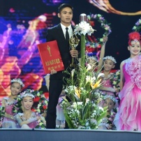 包贝尔温兆伦搞怪颁奖 "战狼"庄小龙获最佳新人