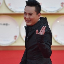 “情歌王子”张信哲亮相红毯 将在闭幕式上献唱