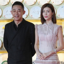 侯勇亮相紅毯 一身黑色裝扮身材挺拔笑容和藹