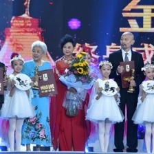 葛存壮陶玉玲梁信谢芳获终身成就奖 葛优代父领奖