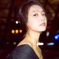 宋茜现身机场开启巴黎看秀模式 衣服下滑半露香肩