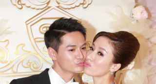 杨怡穿深V白婚纱流幸福眼泪 秀婚戒与罗仲谦热吻