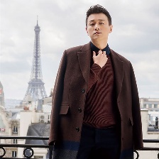 捕获一枚帅气霸道总裁！ 佟大为巴黎街头喝咖啡