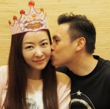 熊黛林生日郭可颂献吻甜蜜十足 妈妈陪同气氛温馨