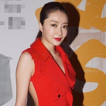 熊黛林无袖红衣尽显优雅干练 红唇美背大玩性感