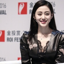 "太子妃"張?zhí)鞇勖劳炔n顯淑女 瓷肌紅唇顏值逆天