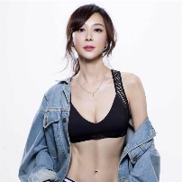 48岁萧蔷最新写真身材依旧 大秀事业线和铅笔腿
