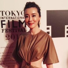 馮波亮相東京電影節(jié)  鏤空晚禮展露迷人小蠻腰