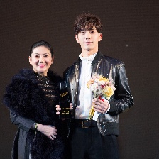 小王子！井柏然宮廷風(fēng)襯衫混搭機(jī)車(chē)夾克登紅毯