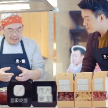 佟大为直播变大厨 秘制“外公红烧肉”犒劳粉丝