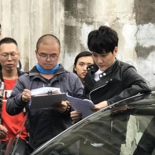 馮紹峰現(xiàn)身上海古鎮(zhèn) 疑正為某豪車品牌拍攝廣告