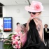 Lady GaGa东京机场大露背看呆宅男粉 360度献吻