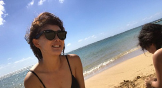 牛莉帶女兒海邊開心度假 穿性感比基尼大秀身材