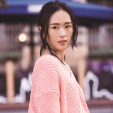 童瑤封面大片曝光  長裙背帶褲俏皮時髦眼神撩人