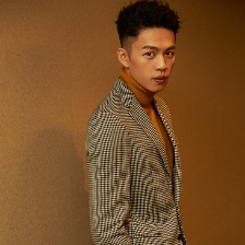 金马最佳新人李鸿其亮相电影盛典 文艺气质引关注