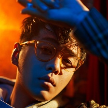 張若昀最新夢(mèng)幻性感大片曝光 光影迷離中貴氣撩人