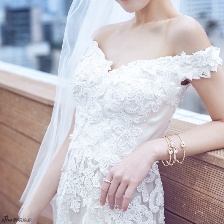 文詠珊身披抹胸魚尾婚紗 大秀美麗鎖骨性感迷人