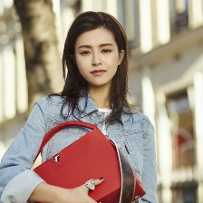 文詠珊巴黎街拍展示初春美搭 青春美少女元氣足