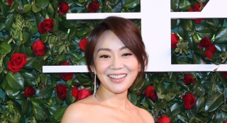 閆妮、克拉拉《情圣》紅毯拼性感 徐崢大鵬助陣