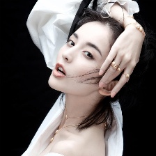 古力娜扎公益封面大片夢幻致美 紗質(zhì)裙好似白天鵝