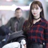 沈夢辰長靴格子衫機場走秀叫板楊冪 翹美腿玩手機