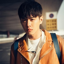 張若昀曝最新機(jī)場(chǎng)寫真 暖意少年2016年完美收官