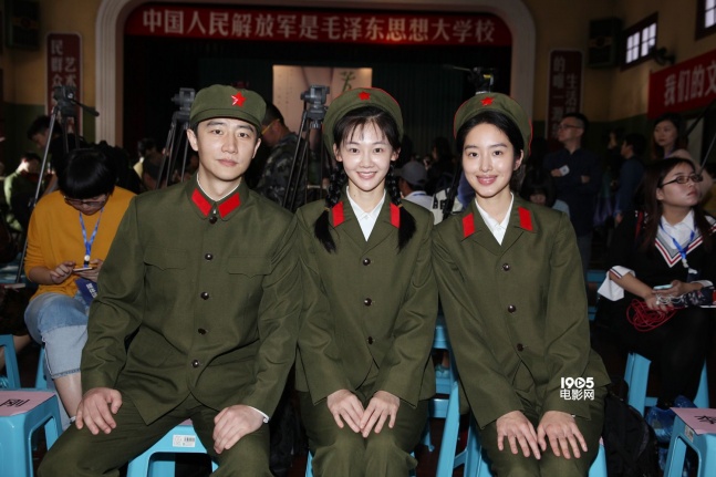 冯小刚《芳华》曝海报定档国庆 黄轩等主演曝光_华语_电影网_1905.com
